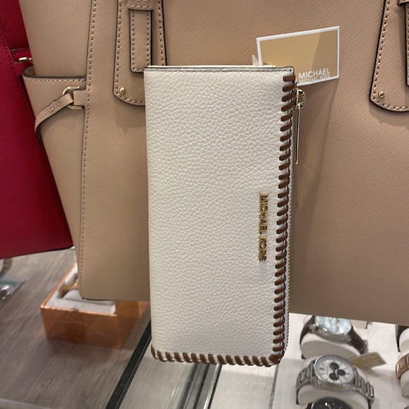 Michael Kors Jet Set Travel Large Pebble Leather Quarter-Zip Wallet
NWT - Picture 11 of 16